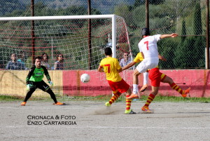 Pallone calciato sul fondo da Matteo Serio