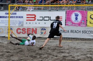 Una fase dell'Ibs Tour di beach soccer con arbitri Csen