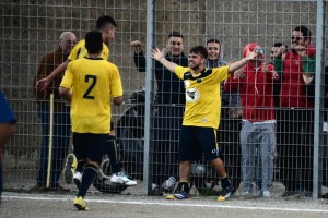 L'esultanza di Enzo scarantino, autore del primo gol del Camaro
