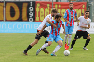 Baccolo si spreme in mezzo al campo