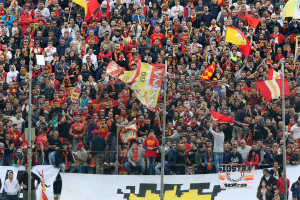 Trionfo di colori nel settore del tifo giallorosso
