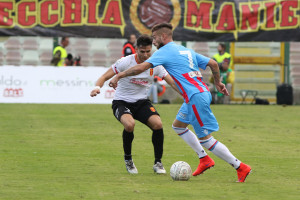 De Vito cerca di contenere Calderini