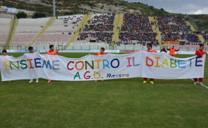 Lo striscione relativo ad una delle tante iniziative sposate dall'ACR Messina