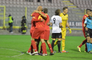 I calciatori del Catanzaro celebrano il successo