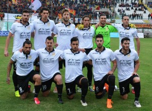 Il Messina schierato per la foto prima del calcio d'inizio