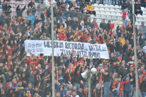 Lo striscione dedicato al ricordo delle vittime del terremoto irpino