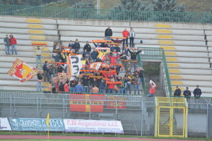 Il settore ospiti occupato dai tifosi giallorossi