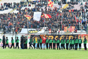 Nonostante le presenze in calo consueto spettacolo in Curva Sud