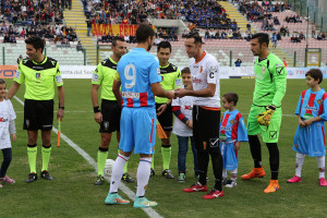 Scambio di gagliardetti tra i capitani di Catania e Messina