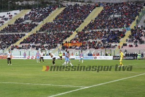 Gli spalti gremiti al San Filippo: uno scorcio della tribuna B