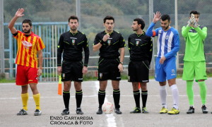 Il saluto tra le due squadre
