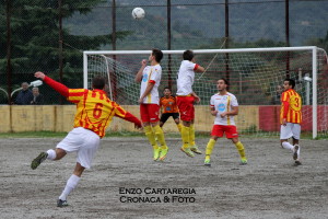 Calcio di punizione battuto da Adamo