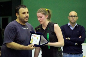 Ylenia Fabiano riceve la targa ricordo da coach 