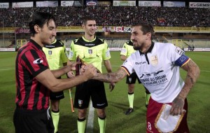 Il saluto tra i capitani di Foggia e Messina