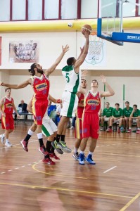 Smith appoggia a canestro (foto Dario Ponzo)
