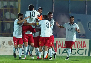 L'esultanza del Messina per il momentaneo 1-1 di Burzigotti