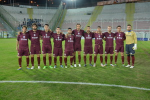 L'Akragas schierato in mezzo al campo (foto Furrer)