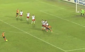 Doumbia sposta la barriera del Messina con una spinta prima del tiro di Lepore