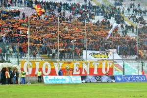 La consueta ''sciarpata'' della Curva Sud