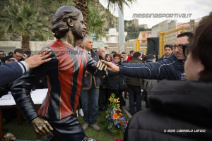 In tantissimi si sono apprestati a salutarlo, a toccare la statua che lo raffigura perfettamente