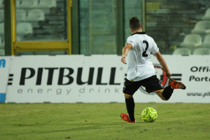 Barilaro calcia il pallone