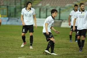 Gustavo, a segno per l'1-0 su punizione