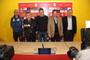 Raffaele Di Napoli insieme al suo staff, al vice-presidente Gugliotta ed al ds Argurio