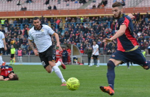 Scardina, all'esordio, in pressing su un avversario