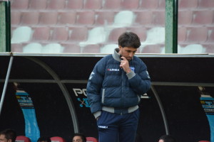 Gianluca Grassadonia riflette in panchina