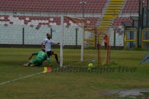 La palla in rete sul tiro di Barisic