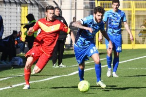 Russo prova ad aiutare i compagni in fase di copertura