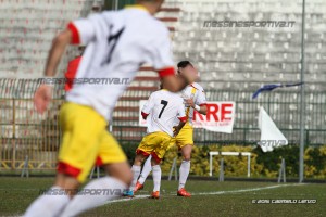 Il calcio d'inizio tocca alla formazione di casa
