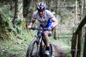 Il catanese Giovanni Basso mentre affronta un tratto di single track
