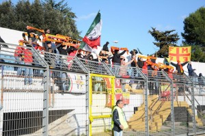 Una splendida "sciarpata" dei sostenitori giallorossi