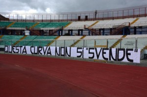 Lo striscione al "Massimino"