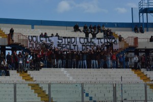 Lo striscione esposto dai tifosi catanesi