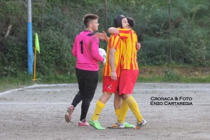 Abbraccio tra Matteo Serio e Uccio Bongiovanni