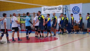 Il saluto delle due squadre