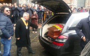 Sulla bara di Mino Licordari anche un'immancabile sciarpa giallorossa...