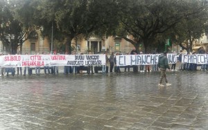 I significativi striscioni esposti dai tifosi all'esterno del Duomo