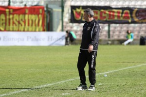 Lello Di Napoli guarda i suoi (foto Fazio-Denaro)