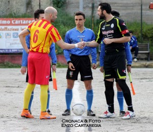 Il saluto tra i due capitani