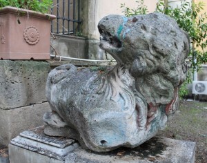 Uno dei leoni da restaurare