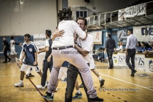 Bruno Donia abbraccia Massimo Zanghì