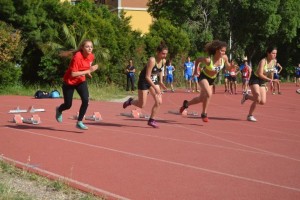 Una batteria dei 100 metri femminili
