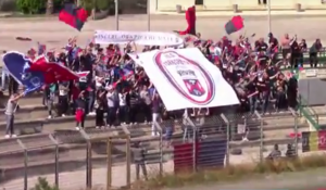I sostenitori del Torregrotta, circa 200 in tutto, nella coreografia allo stadio "Tomaselli" di Caltanissetta