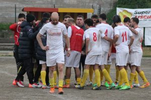 Abbraccio de L'Iniziativa a fine partita. Spinella in primo piano
