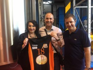 La maglia dellAmatori Messina donata ai lavoratori del Birrificio Messina