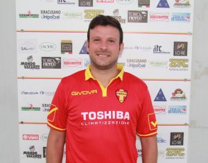 Davide Arigò posa in maglia Toshiba
