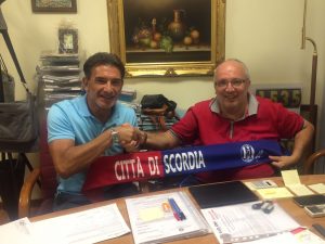 Mister Pippetto Romano posa insieme a Rosario Gallo, presidente dello Scordia